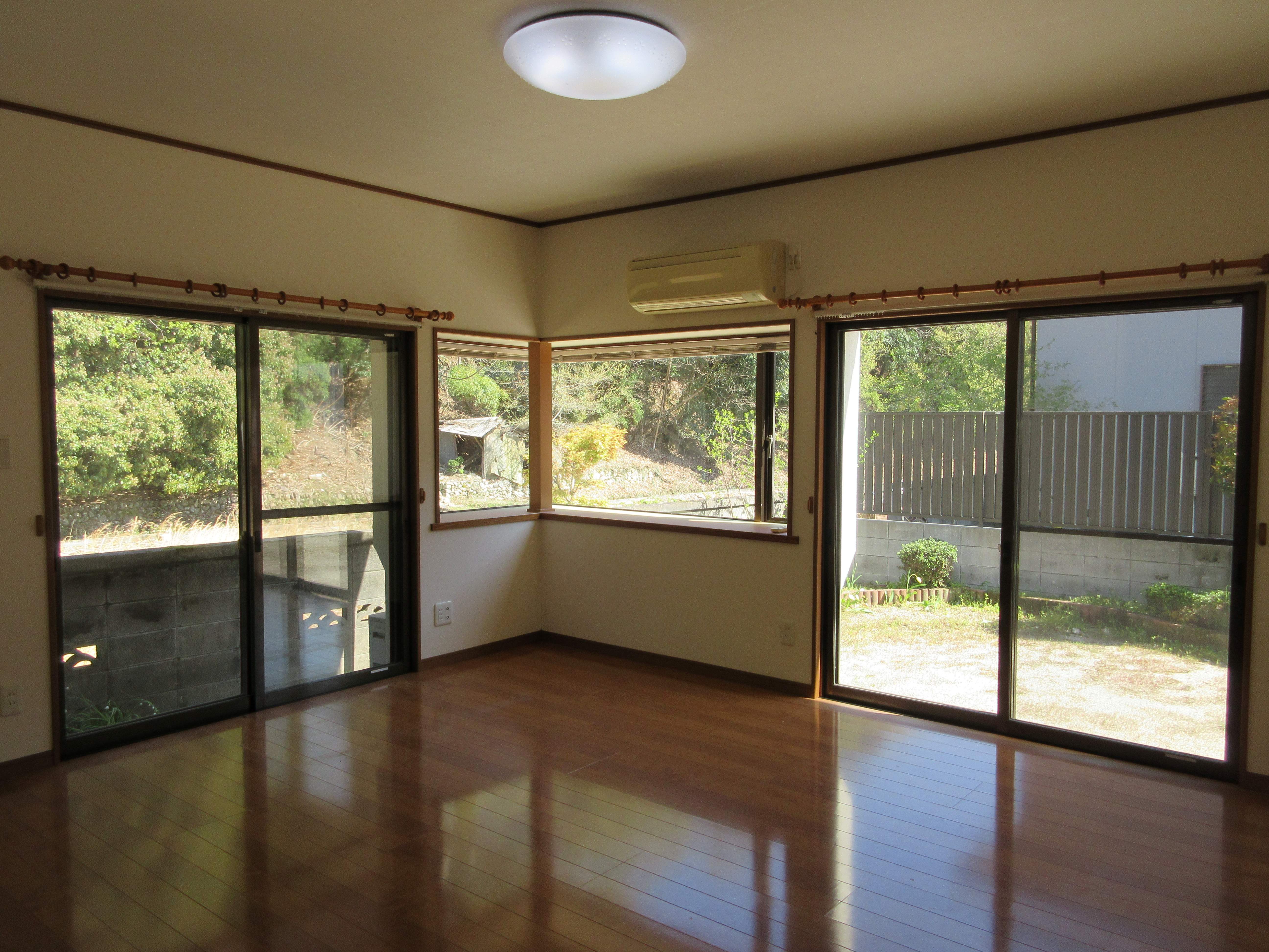 1階 洋室 8帖(居間) 1階 洋室 8帖(居間)